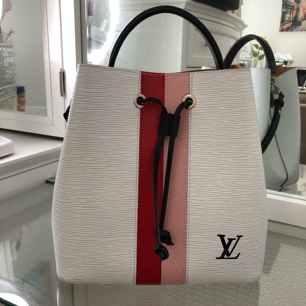 Louis Vuitton NÉONOÉ MM Epi leather shoulder bag